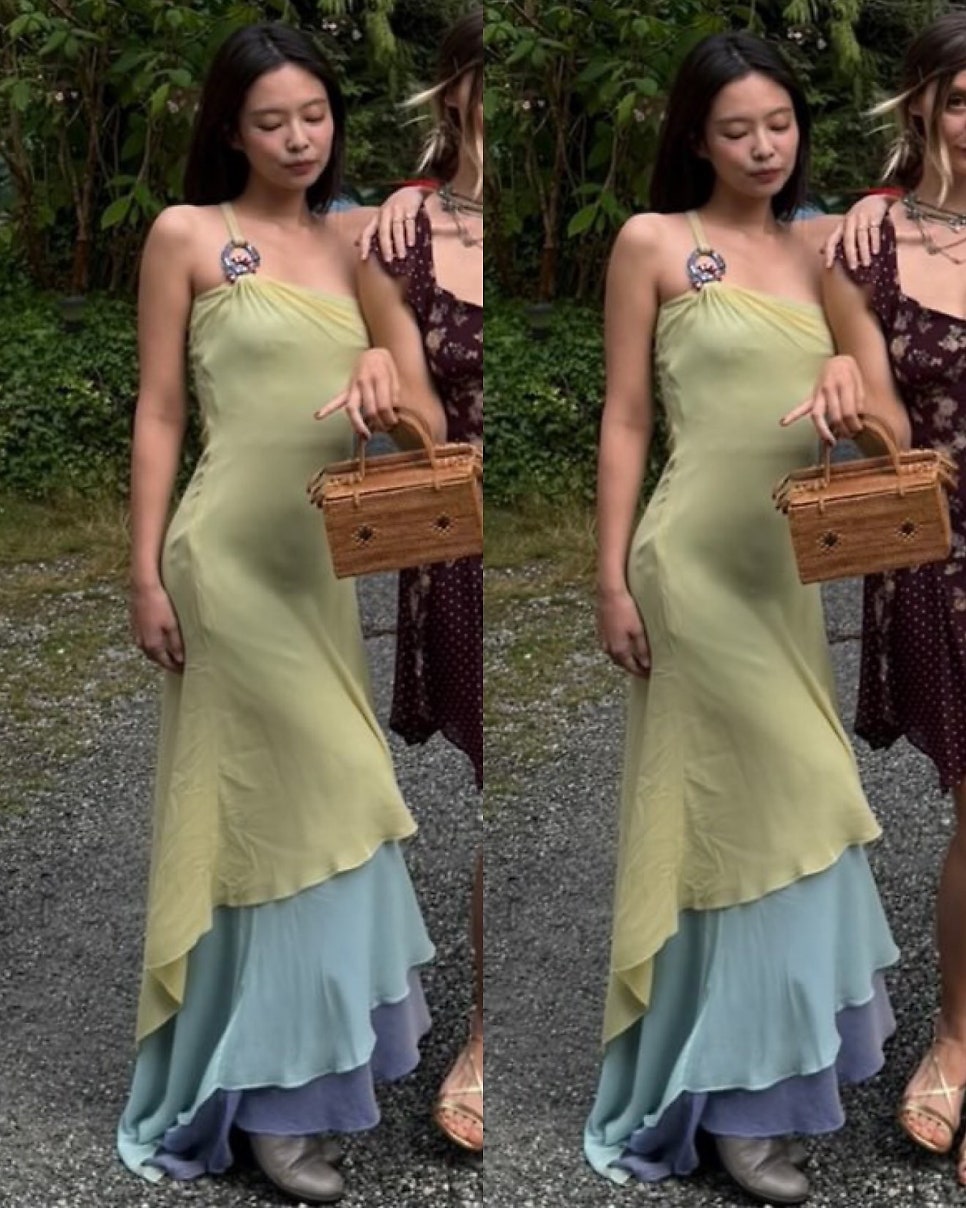 베르사체 SS1997 빈티지 드레스를 입고 친구 결혼식에 간 제니 두 사람 연결되며 반응 커졌다 이미지 1