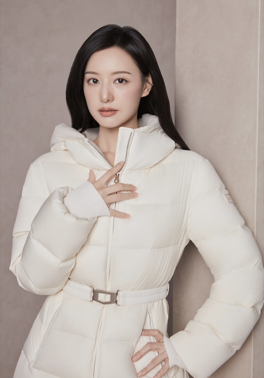 너무 예쁘다.. 김지원 듀베티카 프리미엄 여성 경량패딩 코디 예상과 전혀 다른 반응이 나온 이유 뭘까 이미지 3