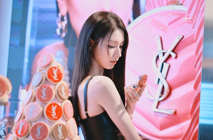 미연에게 이런 분위기가 왜 요즘 더 눈길이 가는 걸까 이미지 6