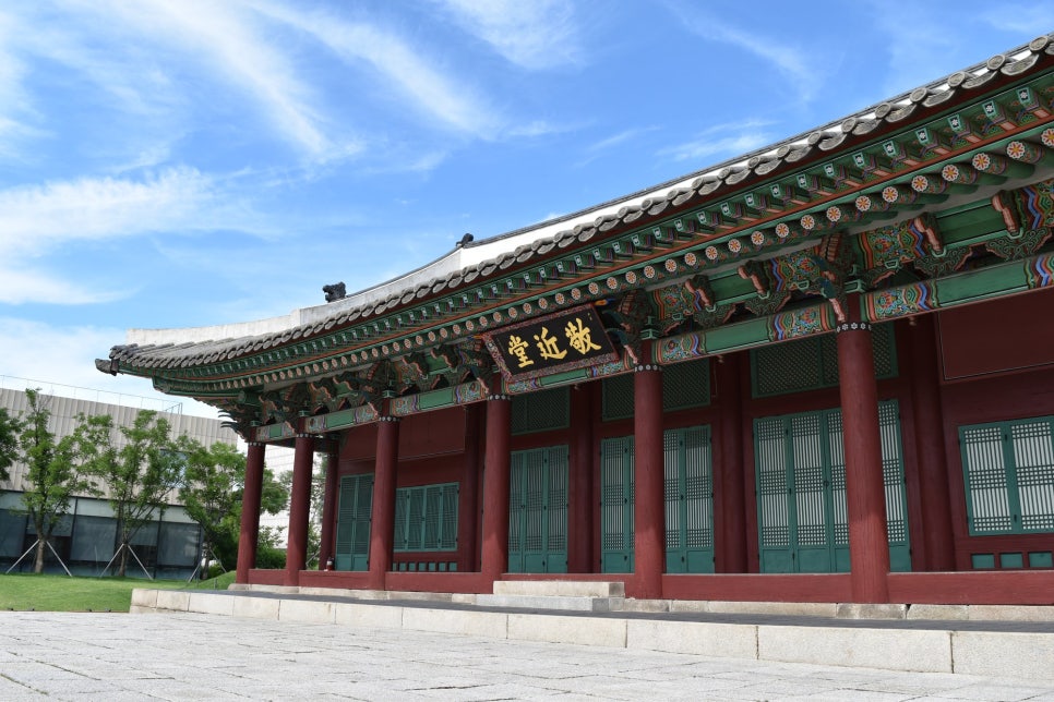 단청을 칠한 한옥 종친부 경근당과 그 뒤로 겹쳐 보이는 미술관 현대 건축