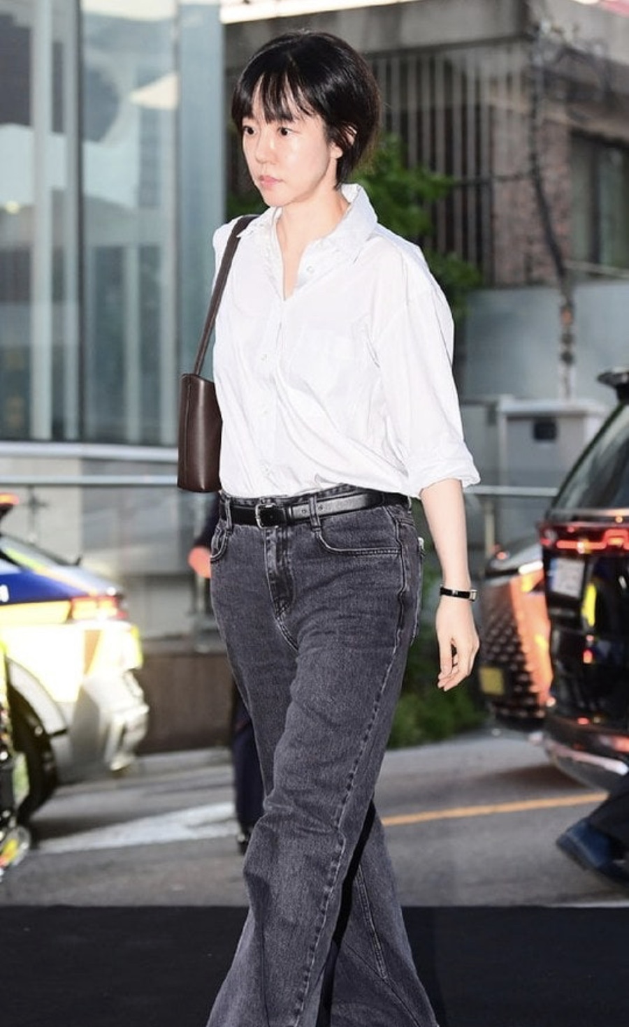 다들 화려하게 입었는데.. 청바지 입고 나타나 시선 강탈한 47세 여배우 요즘 들어 반응이 커지고 있다 이미지 3