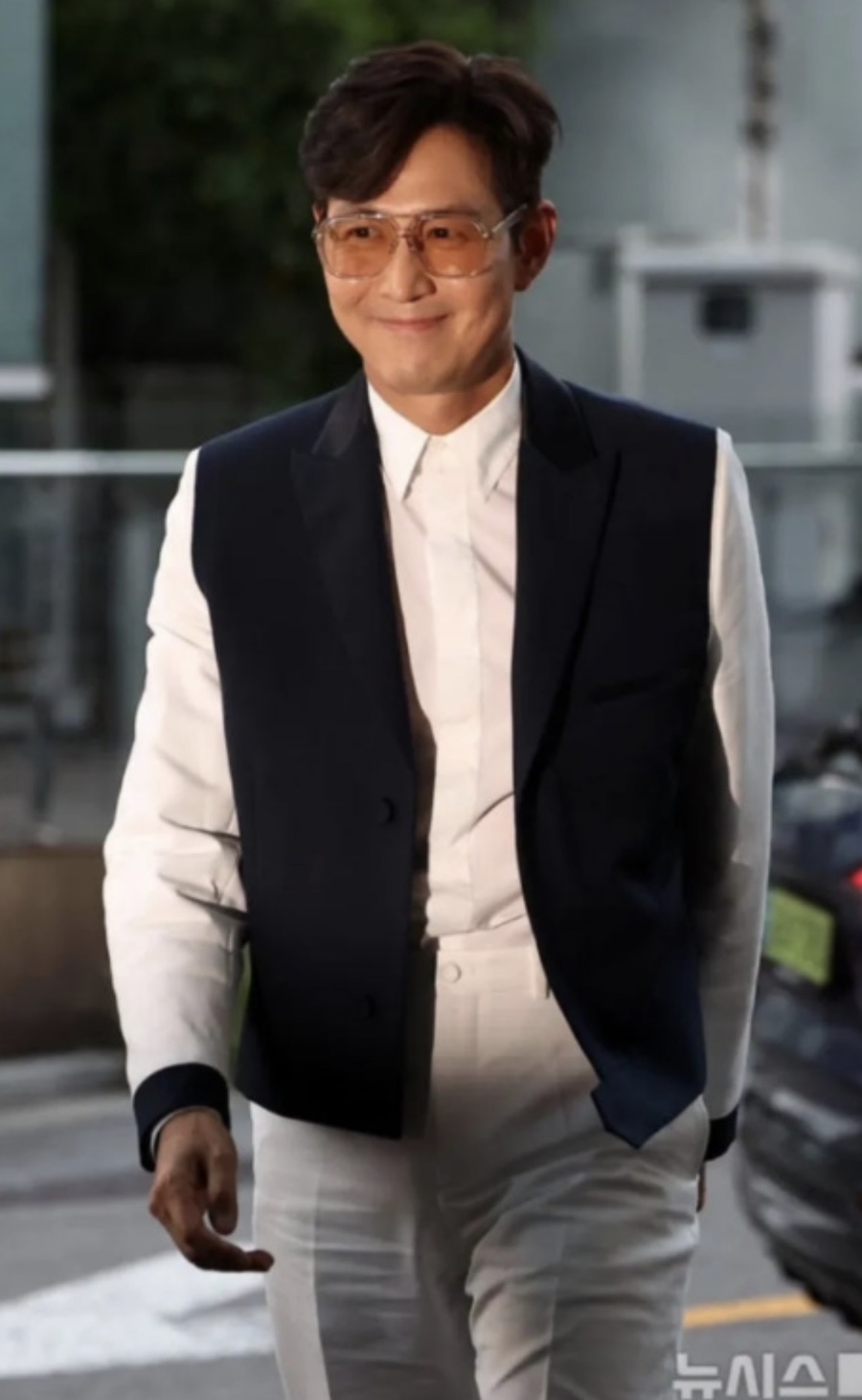 다들 화려하게 입었는데.. 청바지 입고 나타나 시선 강탈한 47세 여배우 요즘 들어 반응이 커지고 있다 이미지 4