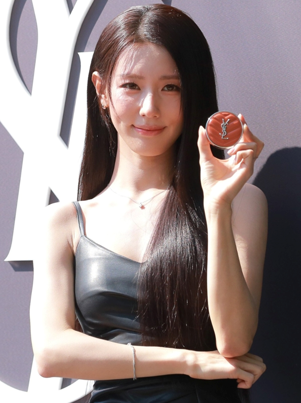 미연에게 이런 분위기가 왜 요즘 더 눈길이 가는 걸까 이미지 1