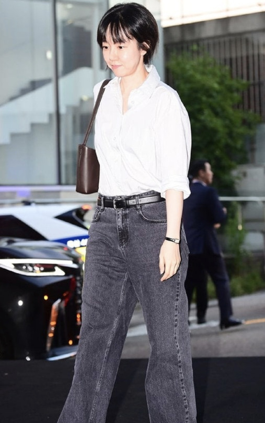 다들 화려하게 입었는데.. 청바지 입고 나타나 시선 강탈한 47세 여배우 요즘 들어 반응이 커지고 있다 이미지 5