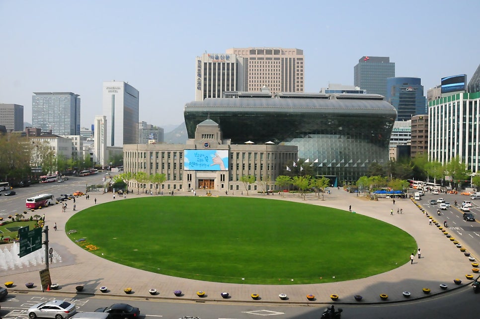 서울광장과 서울시청 일대 전경. 덕수궁관 셔틀 승강장이 있는 구역이다.