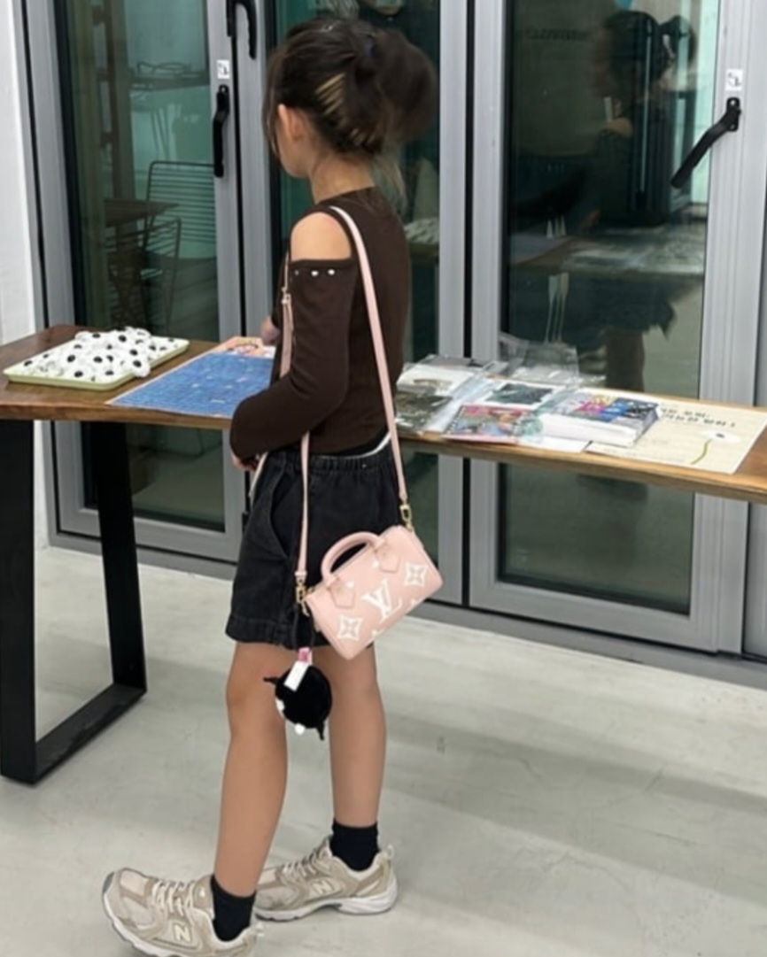 내 한 달 월급인데.. 정준호♥이하정 7살 딸이 든 300만원 명품백 관계 하나로 흐름이 바뀌었다 이미지 6