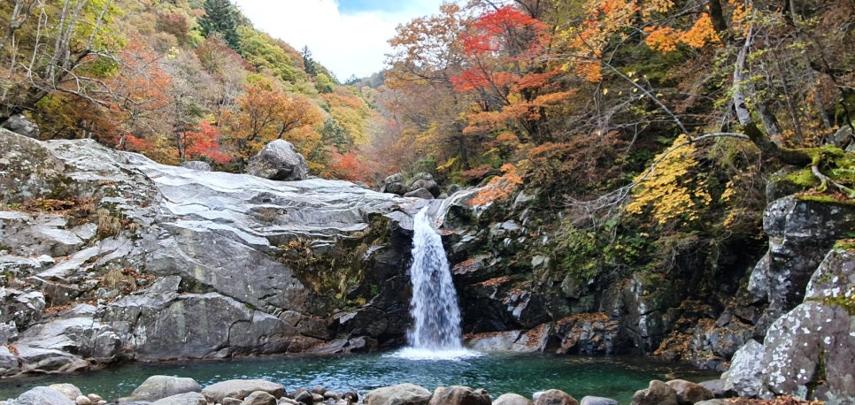 단풍이 물든 지리산 칠선계곡의 폭포와 바위.