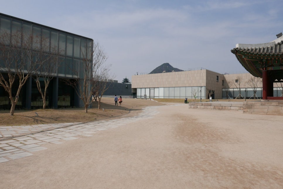 국립현대미술관 서울관 마당에서 본 유리 전시동과 한옥 건물, 뒤편 산세.