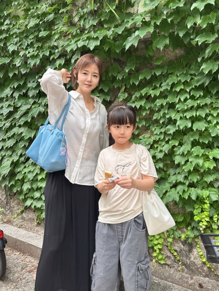 내 한 달 월급인데.. 정준호♥이하정 7살 딸이 든 300만원 명품백 관계 하나로 흐름이 바뀌었다 이미지 3