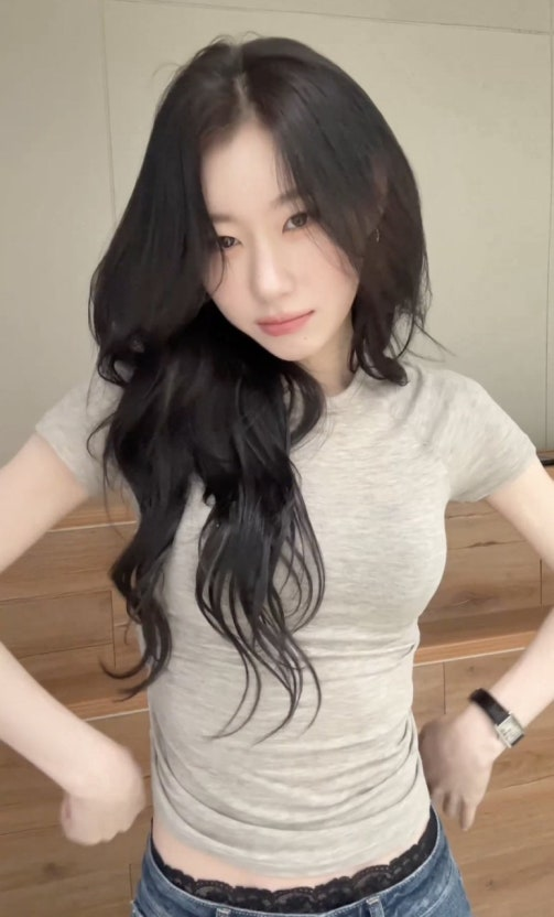 채령이 입으니 가을 여친룩 완성 그린 니트 원피스에 브라운 스니커즈 근황 하나로 분위기 바뀌었다 이미지 3