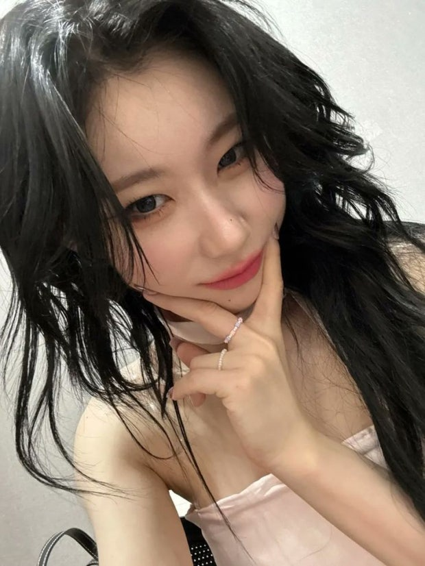 채령이 입으니 가을 여친룩 완성 그린 니트 원피스에 브라운 스니커즈 근황 하나로 분위기 바뀌었다 이미지 2