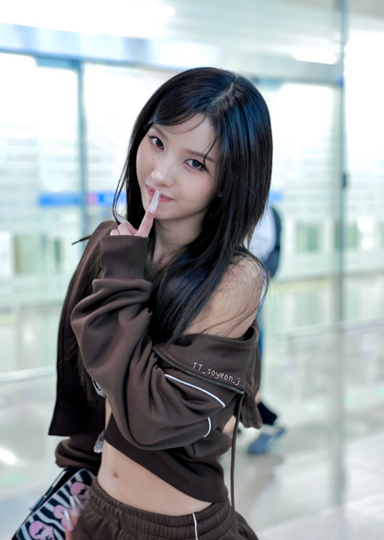 소연이 입으니 코치가 달라 보였다 트랙팬츠부터 Tabby 백까지 힙한 공항패션 지금 다시 보는 사람들이 이미지 5