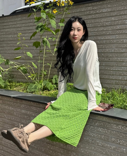 채령이 입으니 가을 여친룩 완성 그린 니트 원피스에 브라운 스니커즈 근황 하나로 분위기 바뀌었다 이미지 4