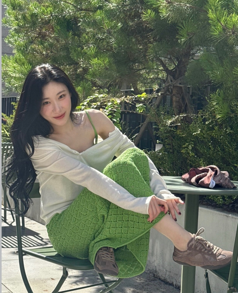 채령이 입으니 가을 여친룩 완성 그린 니트 원피스에 브라운 스니커즈 근황 하나로 분위기 바뀌었다 이미지 6