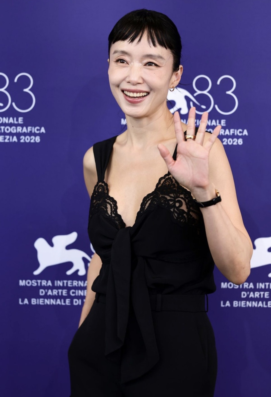 조여정보다 어려보였다.. 50대 전도연 처피뱅 앞머리로 압살한 베니스 드레스 패션 다시 화제가 되는 흐 이미지 3