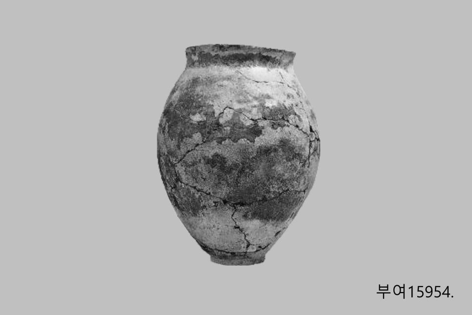 A Songgukri-type jar with a narrow mouth and a rounded, swelling body.