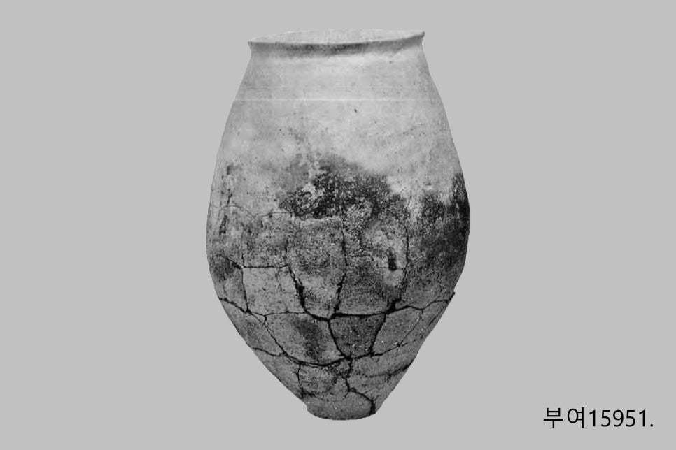 Another Songgukri-type jar, slightly different in size and proportion from the one above.