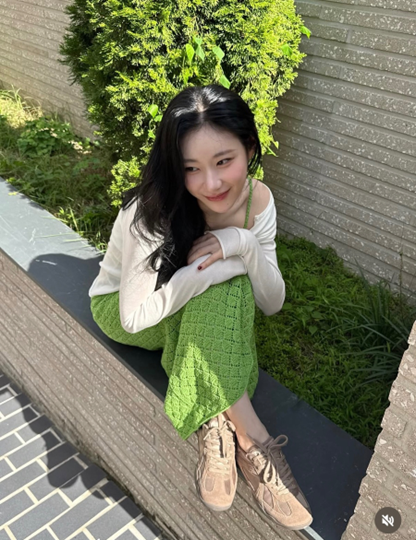 채령이 입으니 가을 여친룩 완성 그린 니트 원피스에 브라운 스니커즈 근황 하나로 분위기 바뀌었다 이미지 5