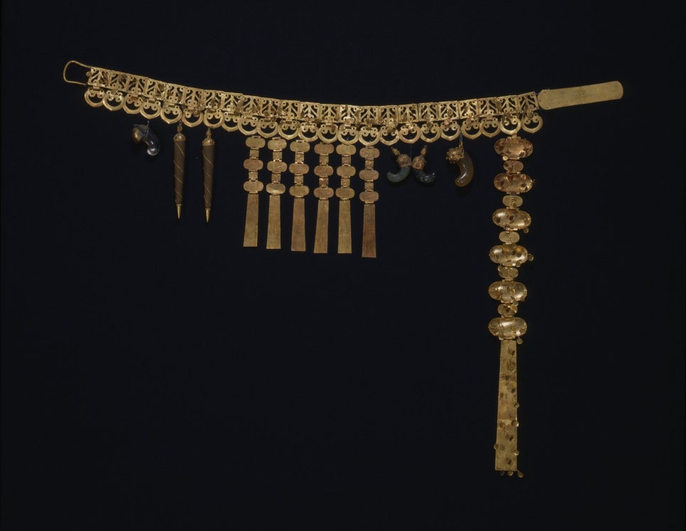A Silla belt made of linked gold plates, several long pendant strands hanging from it.