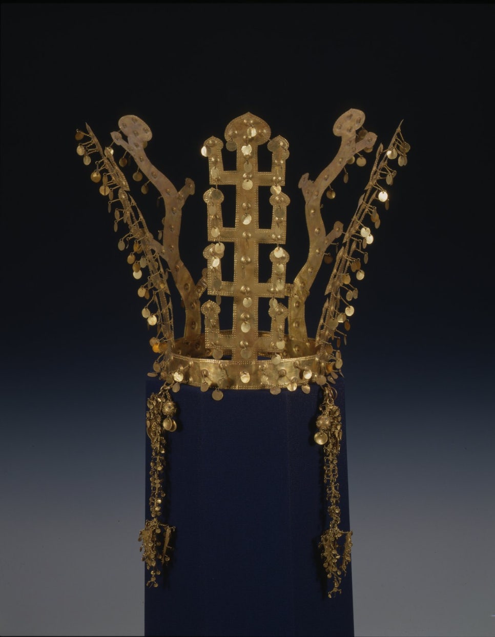A Silla gold crown from the Geumnyeongchong tomb in Gyeongju, its upright ornaments hung with jade beads and gold spangles.