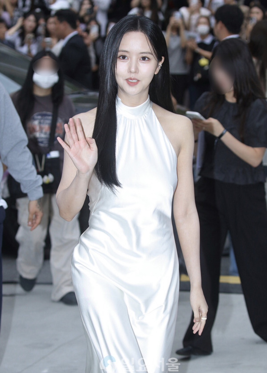 한명은 촌스럽네.. 아역 출신 김유정 vs 김소현 패션 대결 예상과 전혀 다른 반응이 나온 이유 뭘까 이미지 5