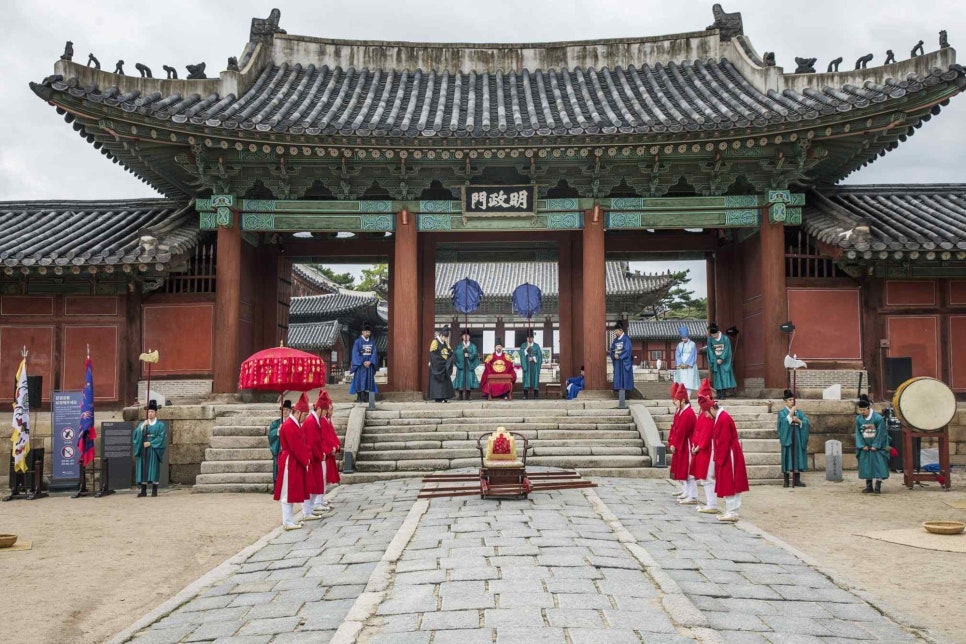창경궁 명정문 앞에서 궁중 복식을 갖춘 인물들이 의례를 재현하는 낮 장면