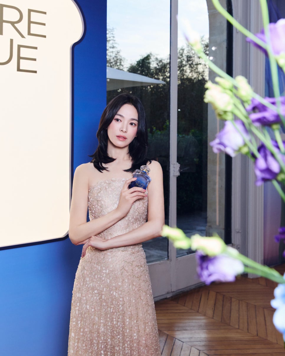 우아한 중단발 헤어스타일로 프랑스 겔랑 행사에 참석한 송혜교 예전과 완전히 달라졌다 이미지 2