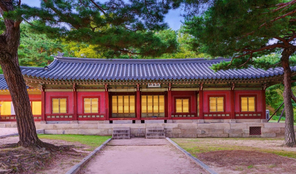 해 질 녘 창호에 불이 켜진 창경궁 집복헌과 영춘헌