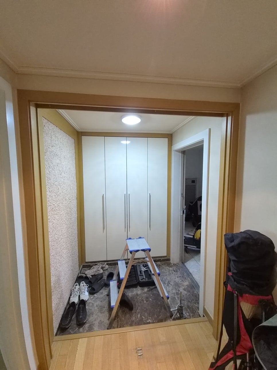 성남 분당 수내동 아파트 현관 슬라이딩 중문 처짐 — 문은 그대로, 바퀴만 교체 — 현장 사진 3