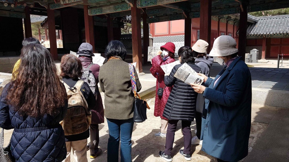 동궐도 자료를 손에 들고 창경궁 경내를 걷는 탐방 참가자들