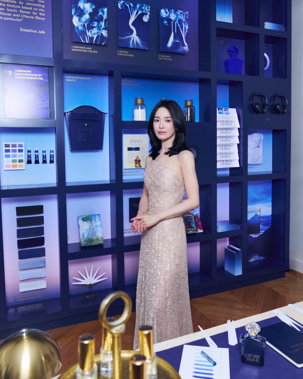 우아한 중단발 헤어스타일로 프랑스 겔랑 행사에 참석한 송혜교 예전과 완전히 달라졌다 이미지 4
