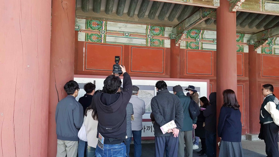 창경궁 홍화문 근처에서 해설사의 설명을 듣는 관람객들