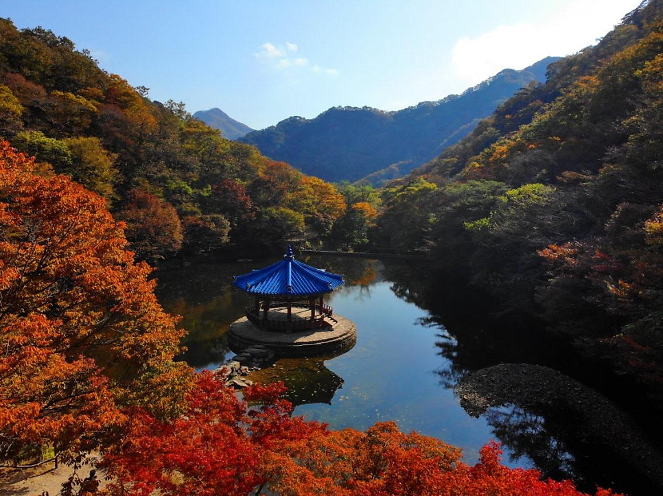 The valley and hillsides around Uhwajeong turned to autumn colour.