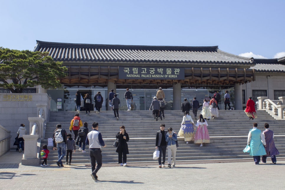 경복궁 담장 옆에 자리한 국립고궁박물관 건물 전경