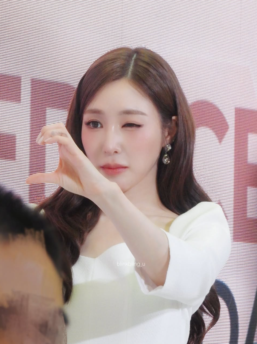 중안부 길다고 숨기지 않는다 긴 얼굴 셀럽들이 하는 헤어스타일 근황 하나로 분위기 바뀌었다 이미지 1