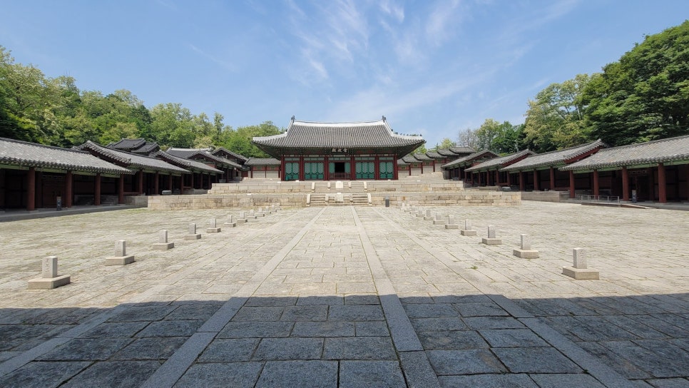 Gyeonghuigung Palace: the forecourt of a hall, reached by a run of steps and terraces