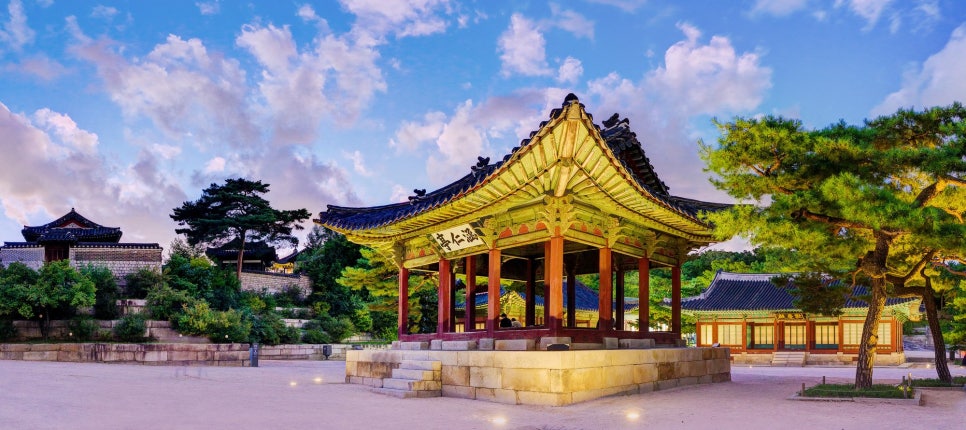 Changgyeonggung Palace: halls and trees mixed together across the grounds