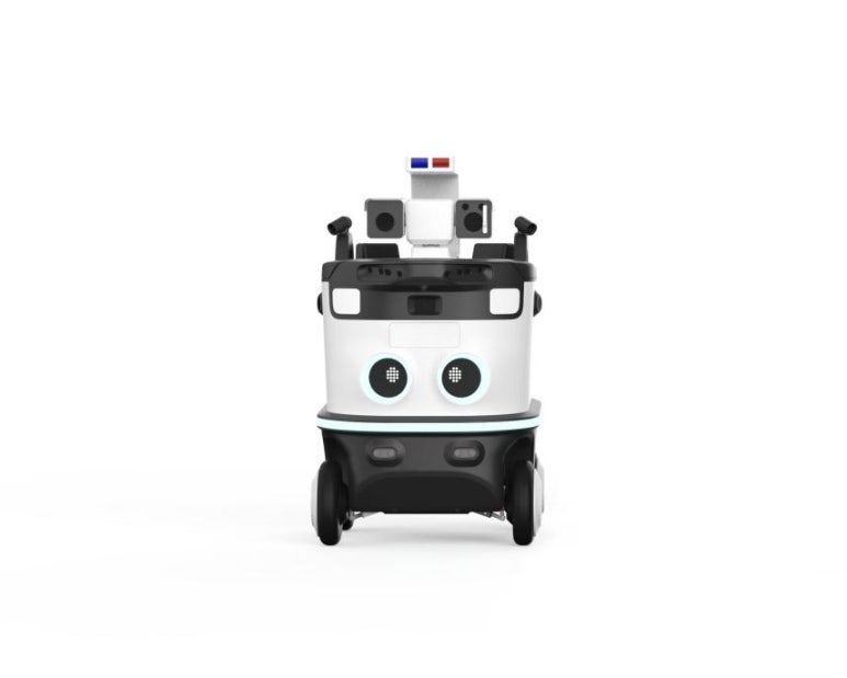 The four-wheel-drive AI patrol robot bound for Deoksugung: a white body topped with red and blue beacons, LiDAR and cameras, in a product photograph