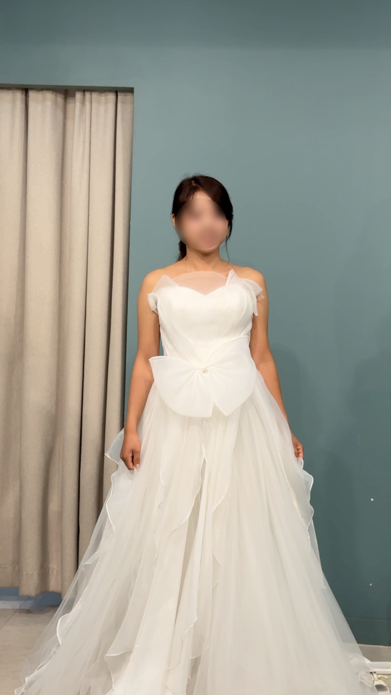 피팅룸에서 입은 모습, 허리 리본 디테일