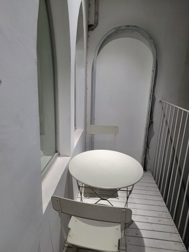객실과 연결된 테라스의 테이블과 의자.