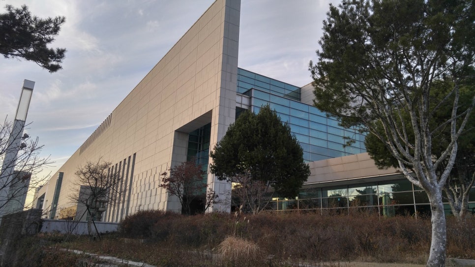 국립중앙박물관 본관 외관을 측면에서 본 모습