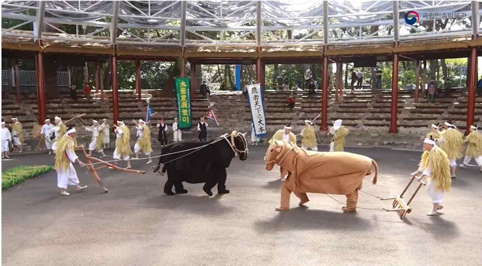 부산 무형유산 수영농청놀이 공연 장면, 농기구를 든 연희자들이 마당에서 춤추는 모습