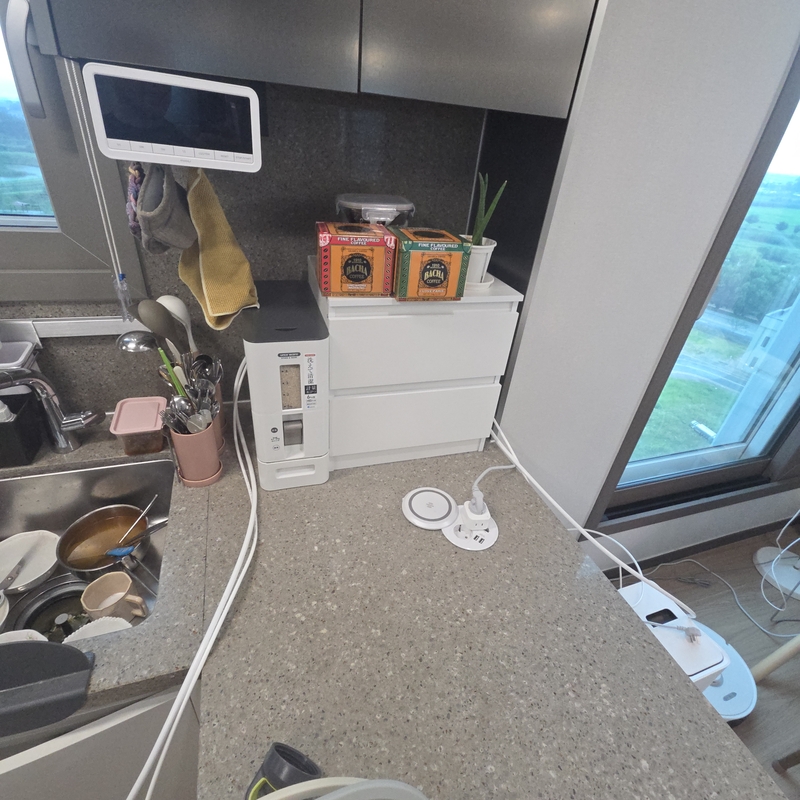 안산 아파트 로보락 S8 프리스탠딩 도크에 싱크대 배관으로 직배수 연결 — 현장 사진 4
