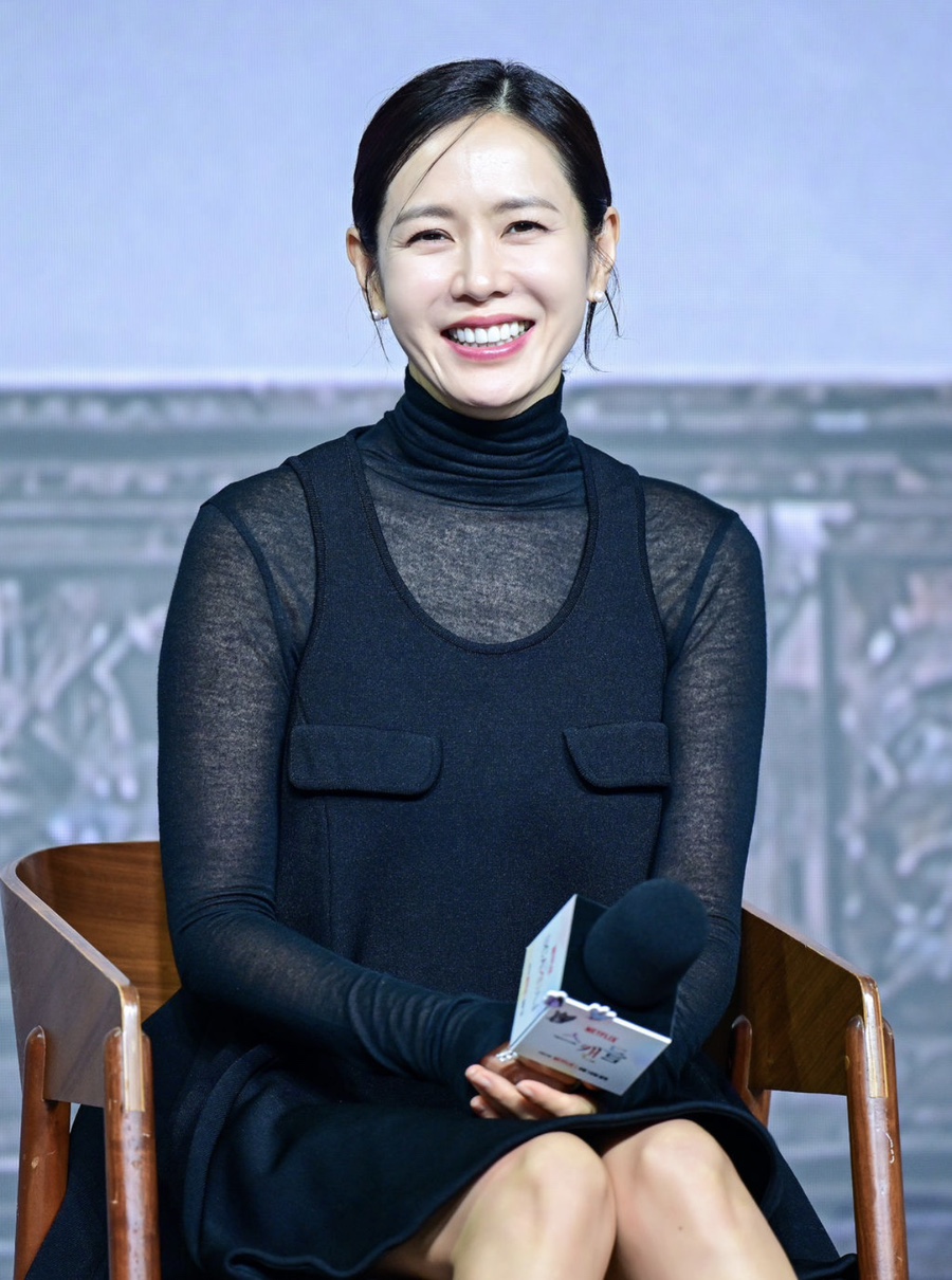 또 안 어울리는 옷 입었네.. 둘째 임신했냐는 손예진 명품 원피스 근황 하나로 분위기 바뀌었다 이미지 4