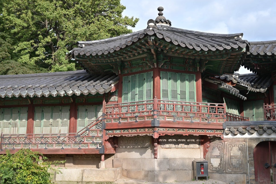 창덕궁 성정각 일원의 육각정과 그 옆에 선 2층 누각