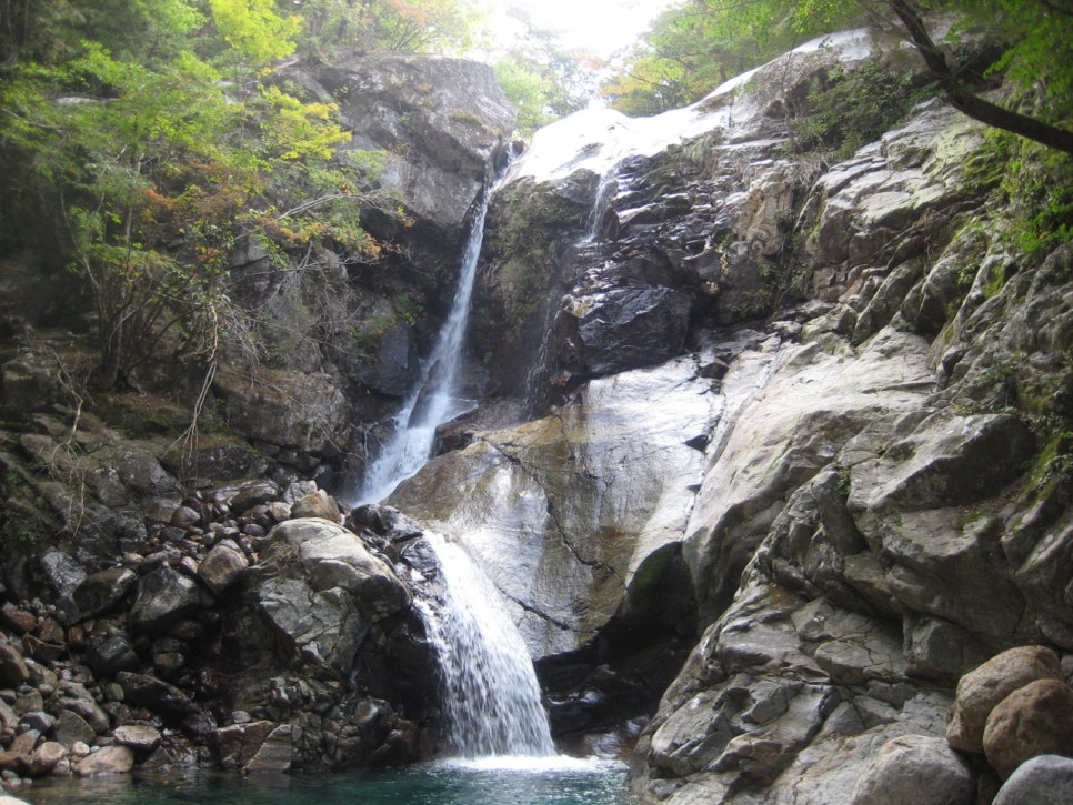 A two-stage waterfall in the upper Chilseon Valley, the water turning twice down a steep rock wall.
