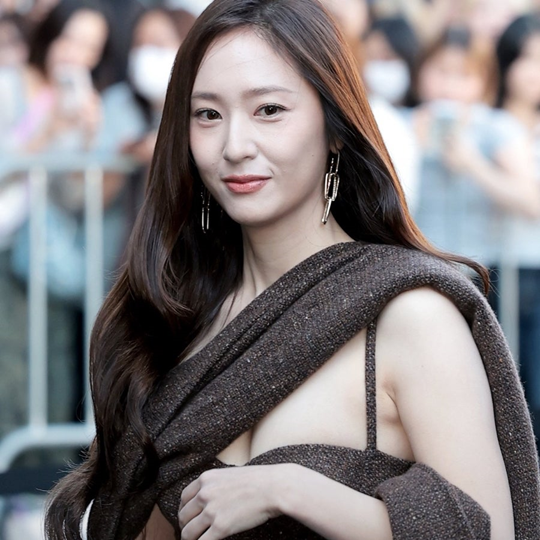 정수정이 입으니 시상식 같았다 브라운 트위드 드레스로 완성한 랄프로렌 가을룩 다시 화제가 되는 흐름이다 이미지 3