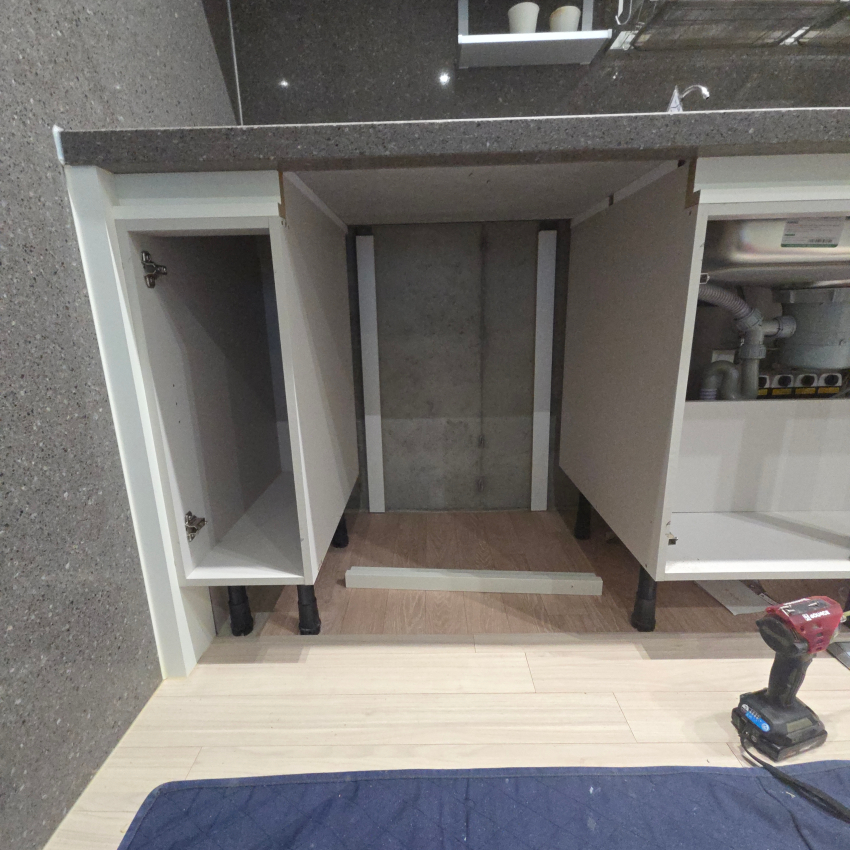 동탄 아파트 비규격 800 하부장에 식기세척기 자리 만들고 틈새장 제작 — 현장 사진 4