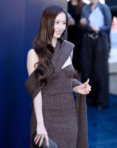정수정이 입으니 시상식 같았다 브라운 트위드 드레스로 완성한 랄프로렌 가을룩 다시 화제가 되는 흐름이다 이미지 4