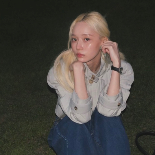 가을인데 브라운 대신 그레이 윈터가 뉴욕에서 보여준 의외의 데일리룩 요즘 다시 관심이 커진 이유 이미지 2